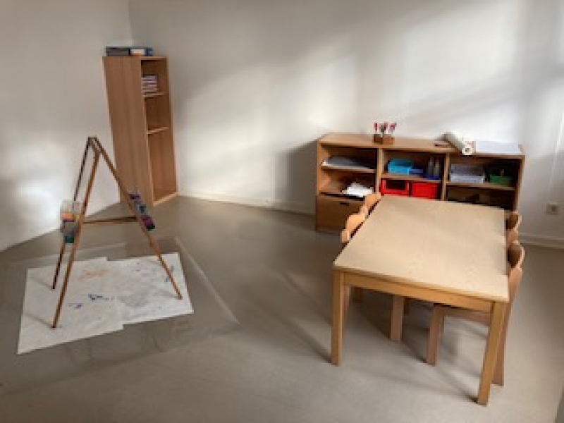 Nebenraum der Schneckengruppe, aktuell als Atelier genutzt. Dieser Raum wird nach Bedarf der Kinder gestaltet.