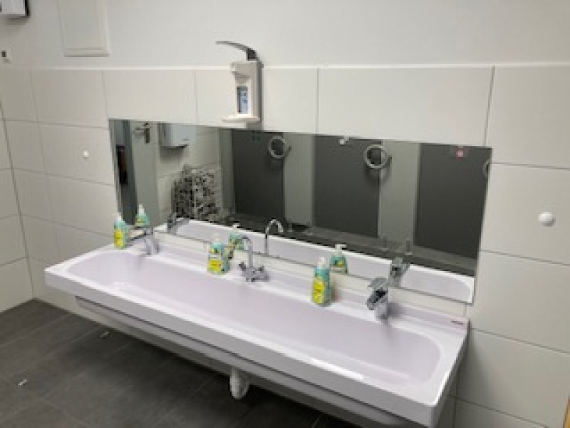 Der Waschraum im Souterrain wird von beiden Ü3 Gruppen genutzt.