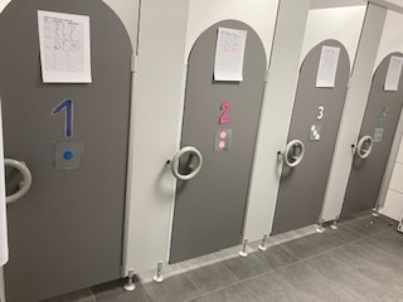 Den beiden Ü3 Gruppen stehen drei kindgerechte Toiletten und ein Urinal zur Verfügung.