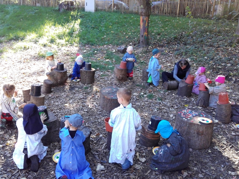 Waldkindergarten "Eulenkinder": Bastelkreis Blumentöpfe gestalten